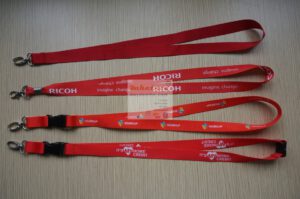 dây đeo thẻ màu đỏ poly nylon satanh in nhiệt in cao su cao cấp