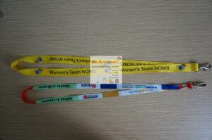 sản xuất dây đeo thẻ học sinh sinh viên theo pantone màu vàng