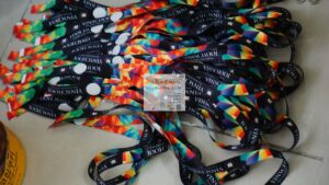 sản xuất dây đeo thẻ sinh viên theo pantone màu