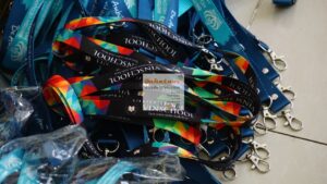 sản xuất dây đeo thẻ học sinh sinh viên theo pantone màu