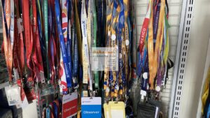 sản xuất dây đeo thẻ học sinh sinh viên theo pantone màu