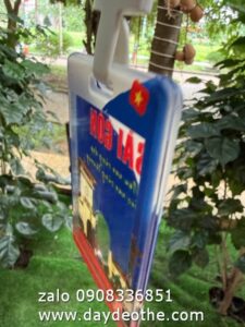 bao thẻ trong in logo công nghệ uv Khác với các dòng bao nhựa dẻo mềm hay bao nhựa cứng 2 mặt vốn có bề mặt cong, mỏng hoặc trong suốt hai chiều không bám mực, bao đựng thẻ 1 mặt sở hữu phom dáng cứng cáp phẳng tuyệt đối ở mặt sau. Điều này cho phép áp dụng công nghệ in UV hiện đại: Màu sắc chuẩn xịn: Tái hiện chính xác 99% hệ màu thiết kế, từ logo đơn sắc tối giản cho đến các dải màu gradient phức tạp. Độ bền vượt thời gian: Mực in UV được sấy khô ngay lập tức bằng tia cực tím, giúp hạt mực bám chặt vào bề mặt nhựa. Băng dính, ma sát hay mồ hôi tay đều không làm bong tróc, bay màu hay mờ nhạt nội dung. Hiệu ứng nổi bật: Mực UV tạo độ bóng nhẹ hoặc hiệu ứng in nổi nhẹ trên logo, mang lại cảm giác sang trọng khi chạm vào. bao thẻ trong in logo công nghệ uv thiết kế gia công in